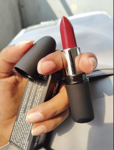 Swiss Beauty PURE Matte Lipstick – 221 Hot Red | Impeccable Coverage | Transfer Proof | 3.8g photo review